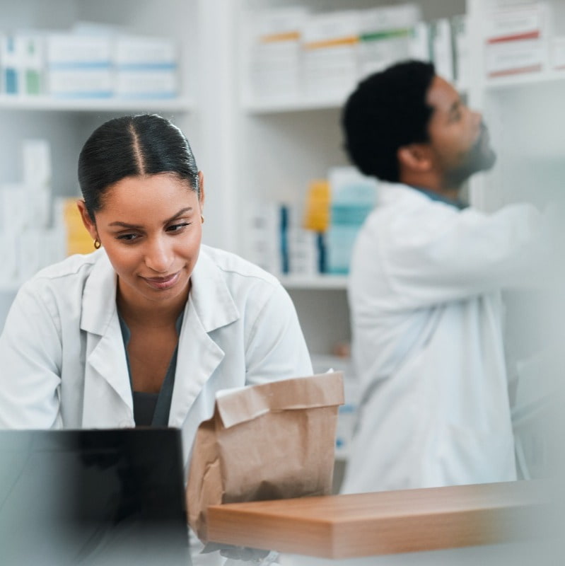 2 pharmacists working together