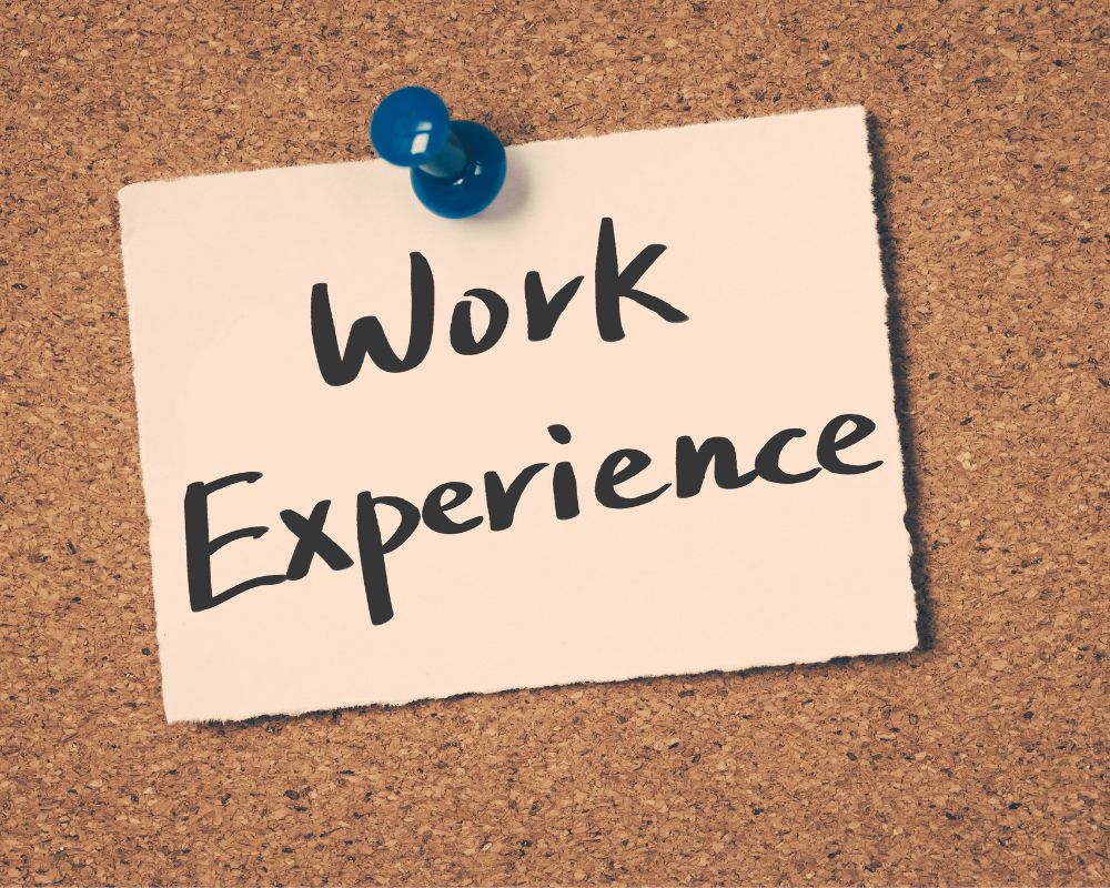 Note with the words work experience pinned to a cork board