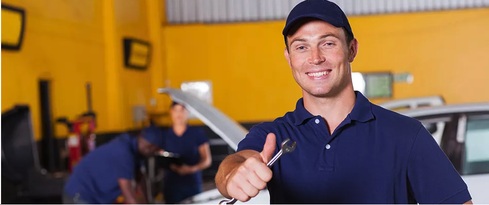 What are the basic requirements to be eligible for a service Centre/workshop manager job?