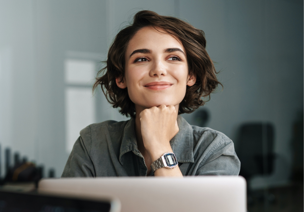 Women smiling in front of her laptop